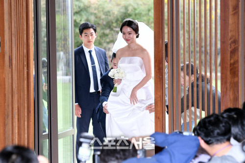 [포토]결혼 기자회견 입장하는 이정현
