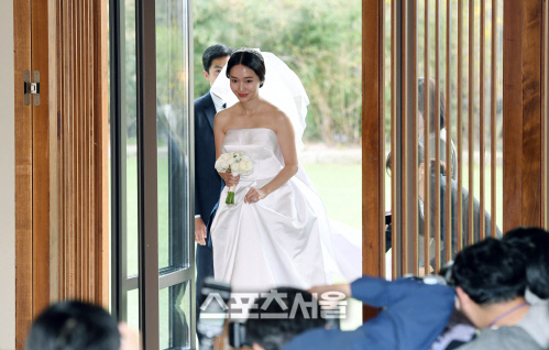 [포토]웨딩드레스 입고 입장하는 이정현