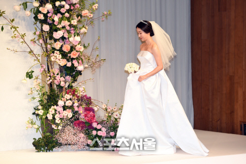 [포토]이정현, 웨딩드레스 살포시 잡고...