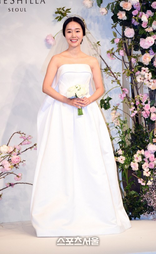 [포토]이정현, 웨딩드레스 입고 함박웃음