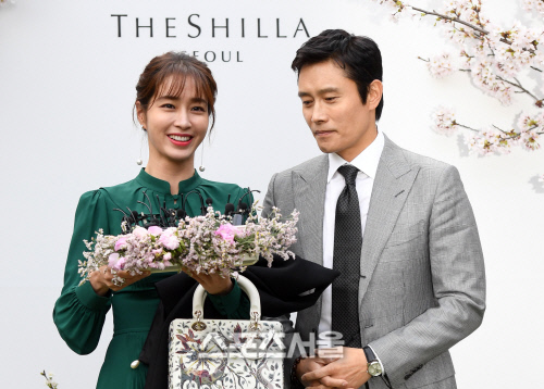 [포토]이민정 옆 이병헌, '마이크 내가 들 걸 그랬나...'