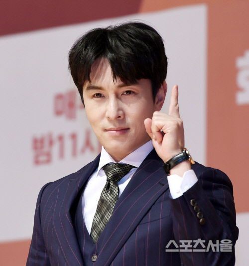 [포토] 김동완, 젊은 꼰대의 포즈~!