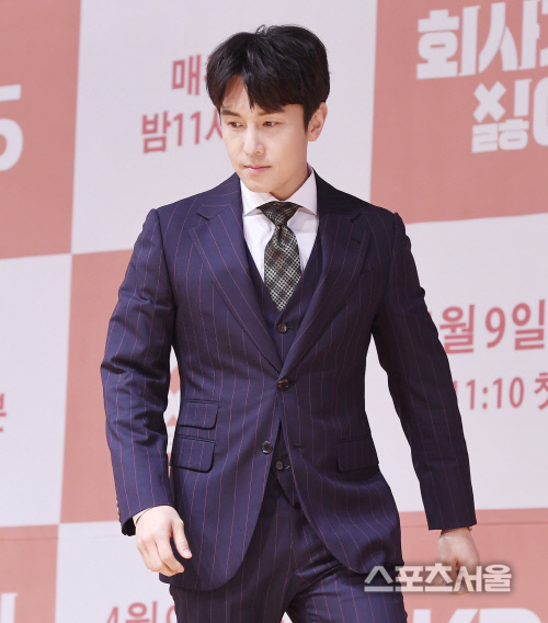 [포토] 김동완, 오피스맨의 수트 맵시~!