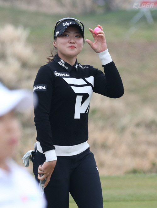 18번홀 경기 마치며  조아연이 인사하고 있다 (2)