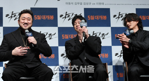 [포토] 마동석 \'펀치 게임 1등 했어요\'