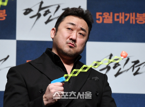 [포토] 마동석 \'표정과 대비되는 깜찍한 소품\'