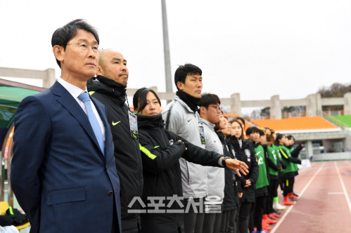 [포토]아이슬란드와의 2차 평가전 앞둔 윤덕여 감독