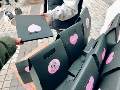 블랙핑크 지수&로제X 키스미, 팬들 위해 통 큰 역조공