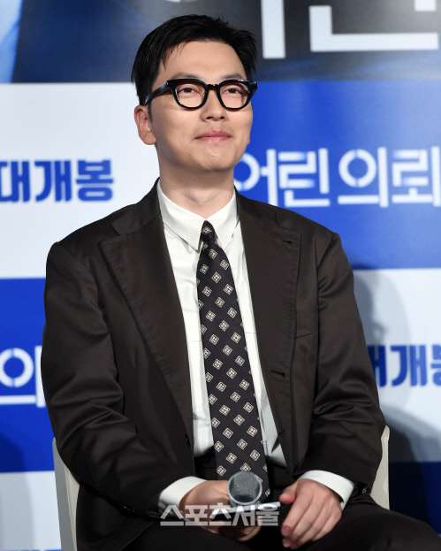 어린 의뢰인... 이동휘, 미소번진 얼굴 [포토]