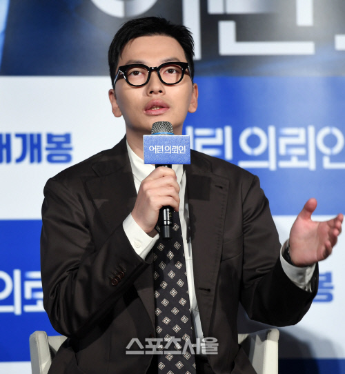 어린 의뢰인... 이동휘, 변해가는 변호사역  [포토]