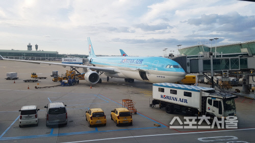 제주로 향하던 대한항공 비행기 엔진이상으로 긴급 회항…부상자 없어