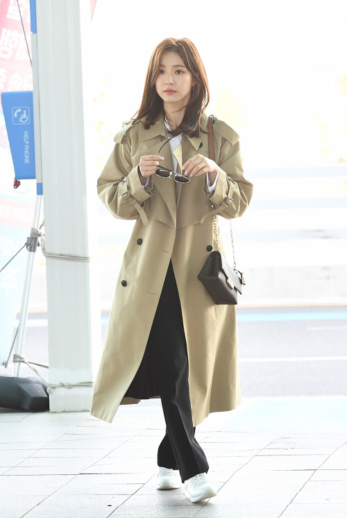 1. 스튜디오 톰보이 트렌치코트를 입은 배우 신세경(1)