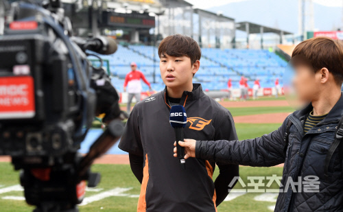 [포토]정은원, \'구단에서 챙겨주는 거 열심히 먹고 있습니다!\'