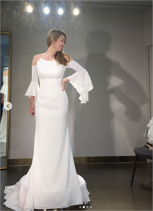 '잘록 허리+볼륨감' 오정연, 밀착 드레스 자태[★SNS]