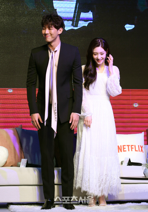 [포토]나란히 입장하는 지수와 정채연