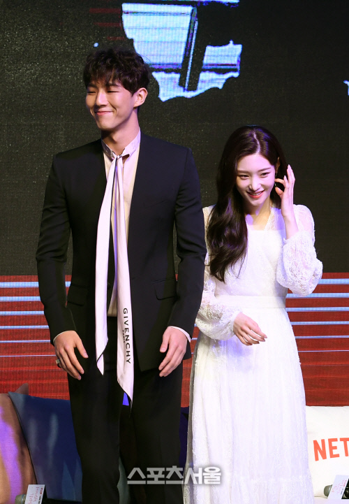 [포토]수줍게 웃으며 입장하는 지수와 정채연