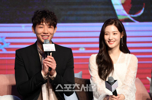 [포토]정채연 옆에서 함박웃음 짓는 지수