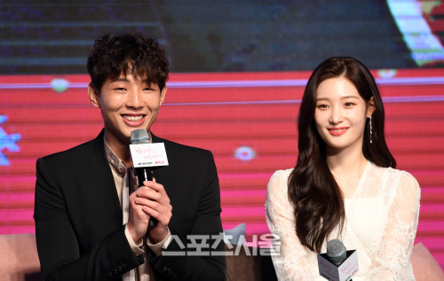 [포토]지수, 정채연 옆에선 웃음이 절로