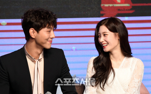 [포토]지수-정채연, 서로 바라보며 밝게!