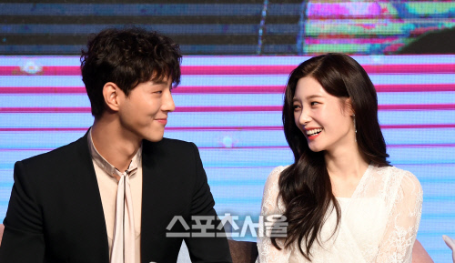 [포토]지수-정채연, 밝은 웃음과 함께 눈빛을