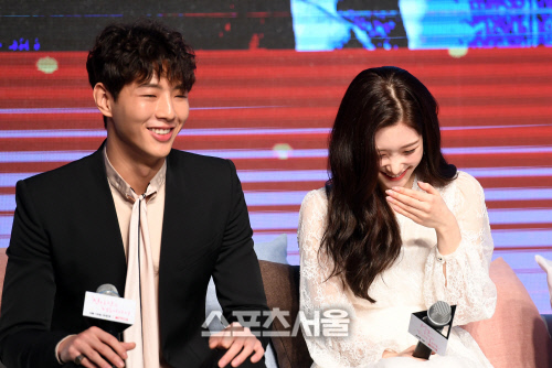 [포토]지수 이야기에 '빵 터진' 정채연