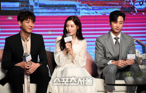 [포토]정채연, '좌 진영, 우 지수' 둔 소감은...