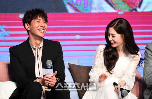 [포토]화기애애 지수-정채연, 풋풋한 첫사랑 기대해주세요!