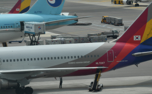 국토부, 잇따른 사고에 대한항공·아시아나 긴급 소집해 안전관리 당부