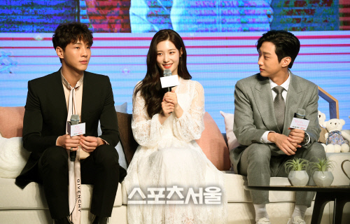 [포토]정채연, 지수-진영 사이라 행복해요!