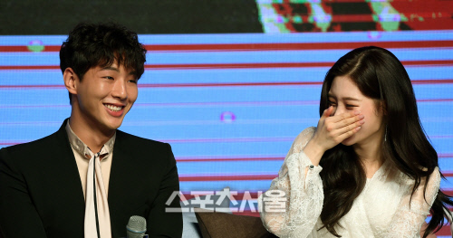 [포토]지수-정채연, 풋풋한 '첫사랑'처럼