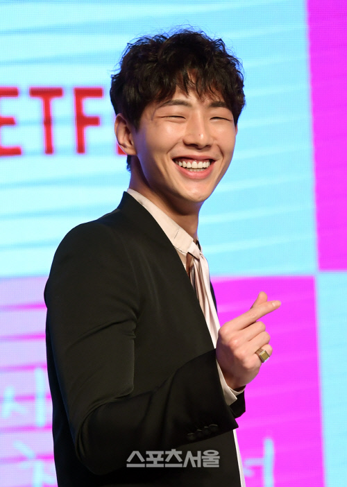 [포토]지수, 매력적인 눈웃음으로