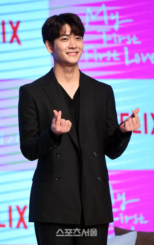 [포토]\'베트남 프린스\' 강태호의, \'첫사랑 하트\'