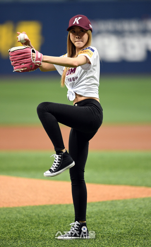 [포토]브레이브 걸스 은지 시구, 늘씬한 각선미 뽐내며...