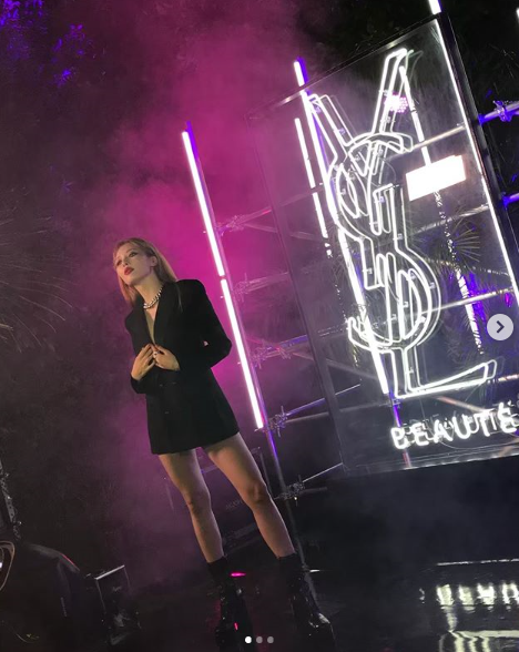 '패왕색' 현아, 블랙 수트·레드립으로 뽐낸 독보적 퇴폐미[★SNS] 