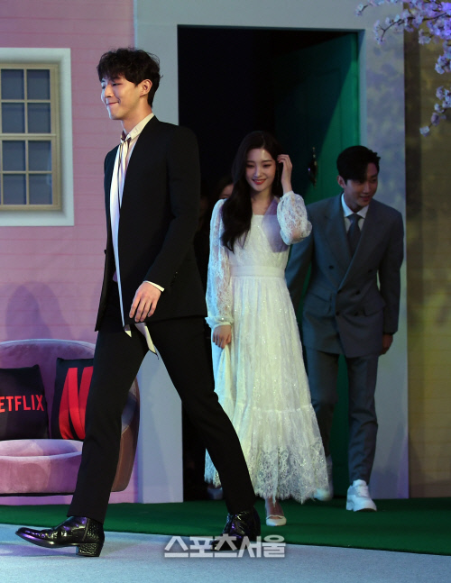 [포토]'첫사랑은 처음이라서' 제작발표회 입장하는 지수-정채연-진영