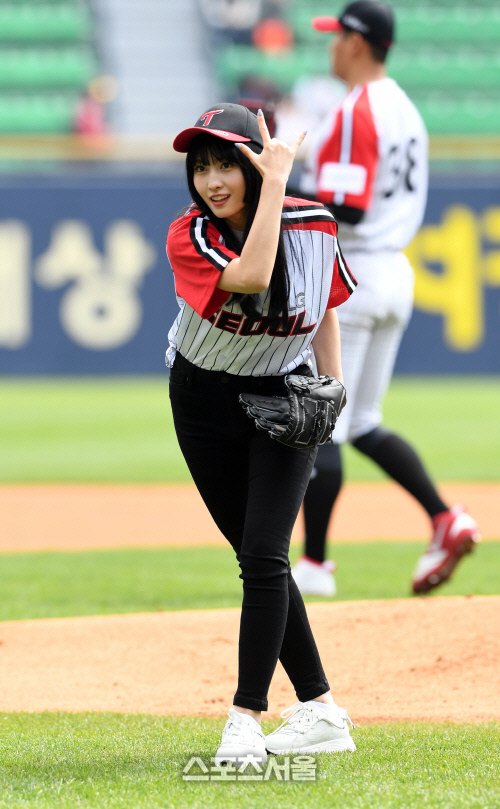 모모, 시구전 사인교환도 필수[포토]