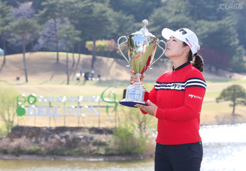우승 트로피에 입맞추는 조정민 (2)