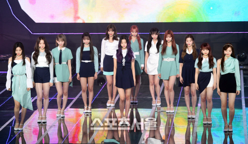 [포토]각선미 뽐내며 무대 시작하는 아이즈원