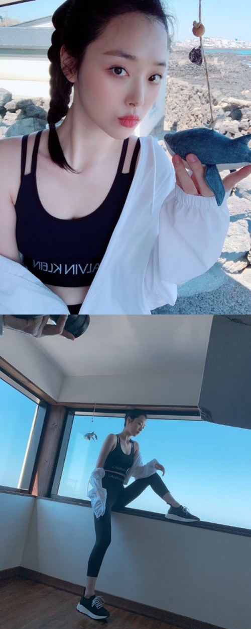 '완벽 레깅스 핏'…설리, 튜브톱으로 뽐낸 '군살 無' 몸매