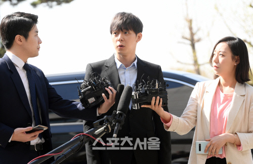 "성실히 조사 받겠다"…'마약 혐의' 박유천, 당당한 표정·질문엔 '침묵'[SS현장]