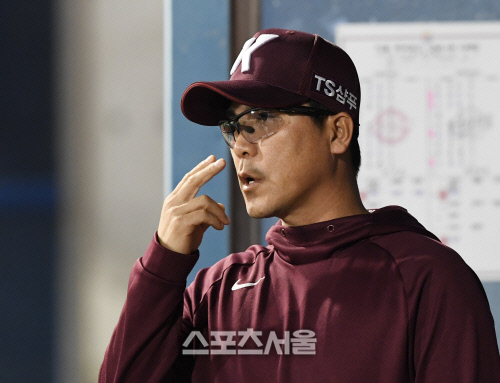 [포토] 키움 장정석 감독, 리드를 벌려야 해~!
