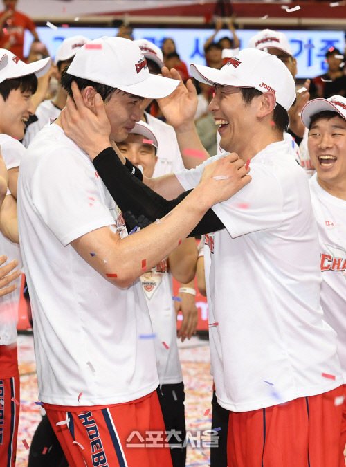 [포토]양동근, '대성아! MVP 축하해!'