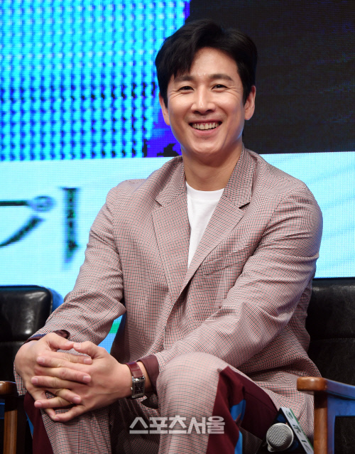 이선균 "'기생충' 출연, 대학 입학 때처럼 흥분되고 떨렸다"