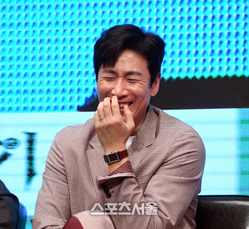 [포토] 이선균 '최우식, 너무 웃겨'