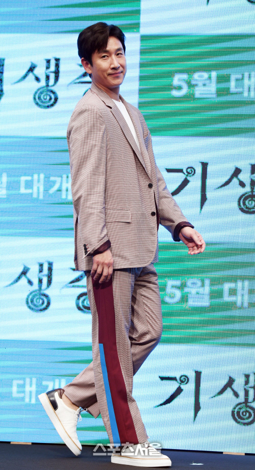 [포토] 이선균, IT기업 CEO의 패션