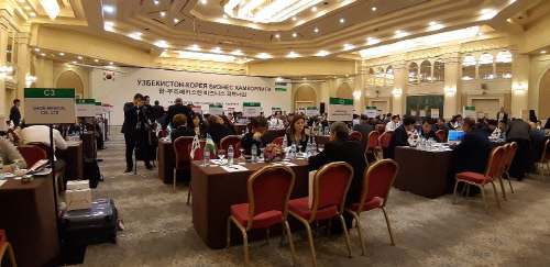 힘찬병원 관계자가 현지 업체와 상담을 진행하고 있다.