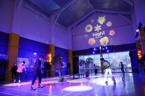 1.하이원 롤러장에서 고객들이 즐기는 모습