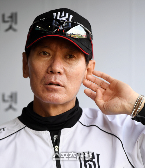 [포토] 기자들과 이야기 나누는 이강철 감독