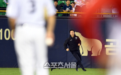 [포토] 야구장 난입한 고양이, 경기는 잠시 중단...