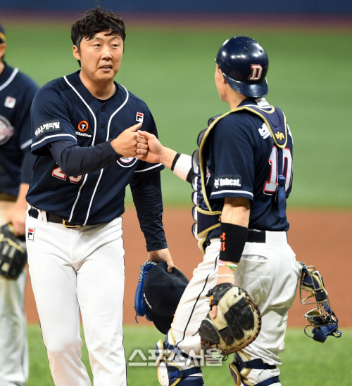 배영수와 박세혁, 경기 마침표 꾹  [포토]